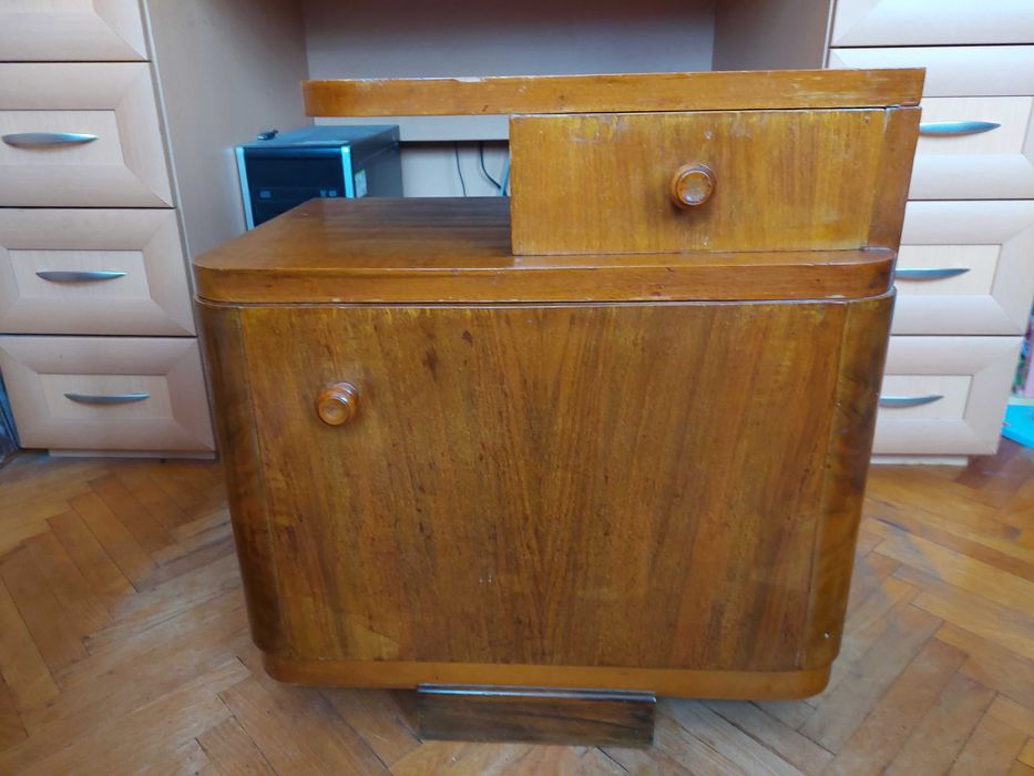 Две стари дървени нощни шкафчета