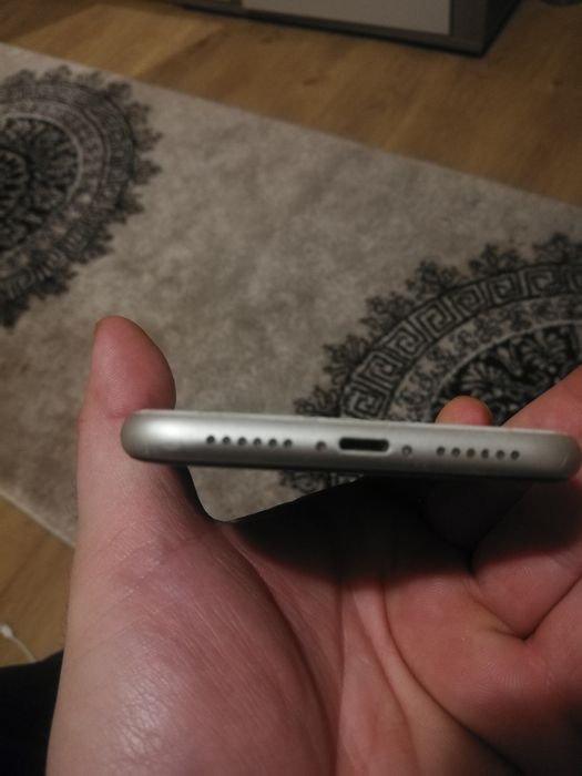 Vând iPhone 11 pentru piese