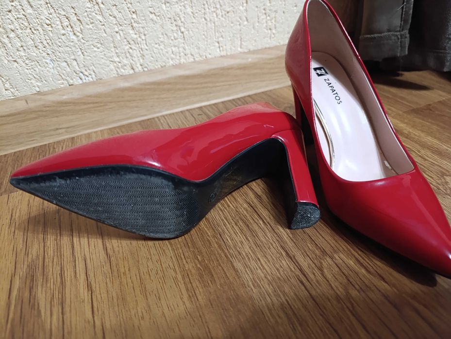 Лачени червени обувки