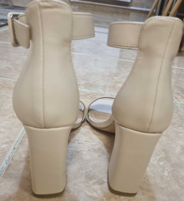 Sandale elegante bej,cu toc