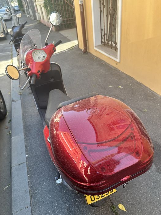 Scuter Piaggio Vespa LX-50 rosu, cu kit Mallossi fara limitator (70 km/h), topcase si parbriz