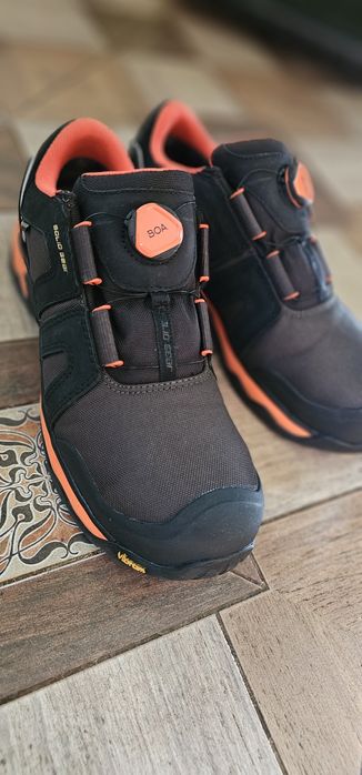 Vând papucii cu protectie (de lucru)