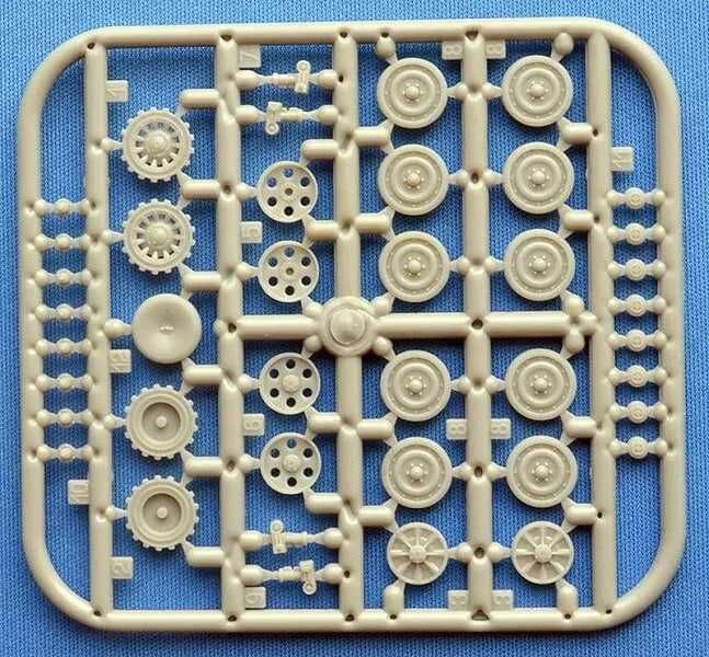 Сборная модель танка AMX-13 DCA (АСЕ, 1:72)