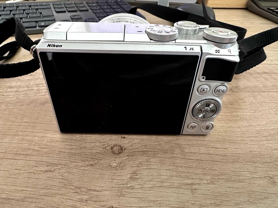Aparat foto Mirrorless Nikon 1 J5 Argintiu + Obiectiv 10-30mm VR + Geantă (Stare Ca Nou)