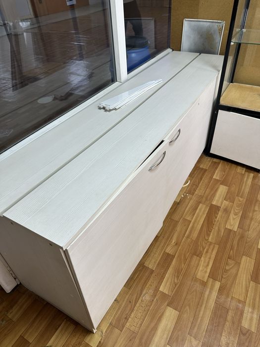 Шкаф и полка для продажи одежды