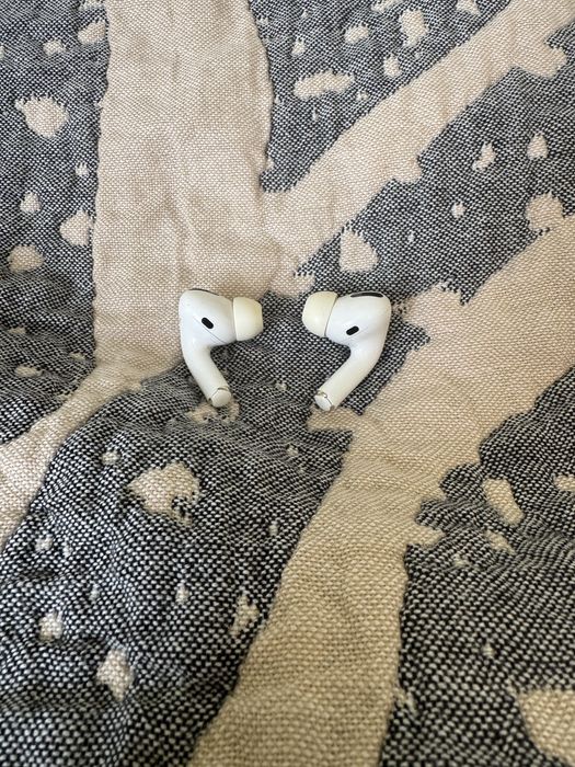 Airpods Pro. Правое и левое уши