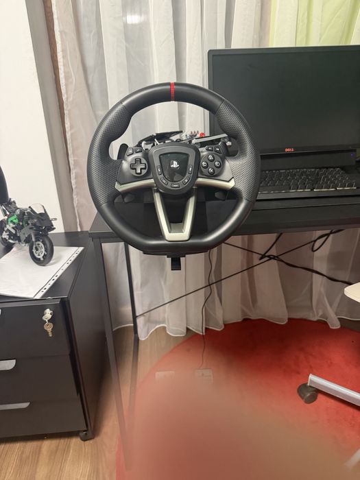 Volan gaming Hori, compatibil cu Playstation 4/5 și PC