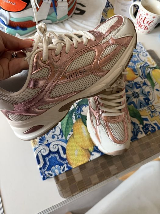 Продавам маратонки guess