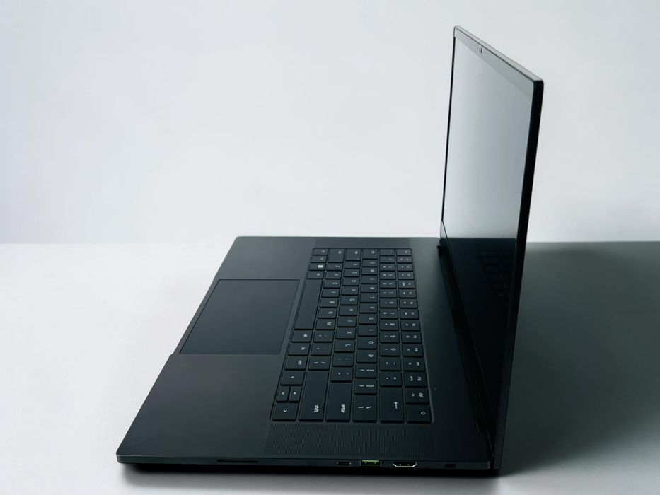Лаптоп Razer Blade 15.6' 2.5K 240Hz i7-13800H 32GB DDR5 1TB NVMe Nvidia RTX 4070 8GB Перфектен! Гаранция!