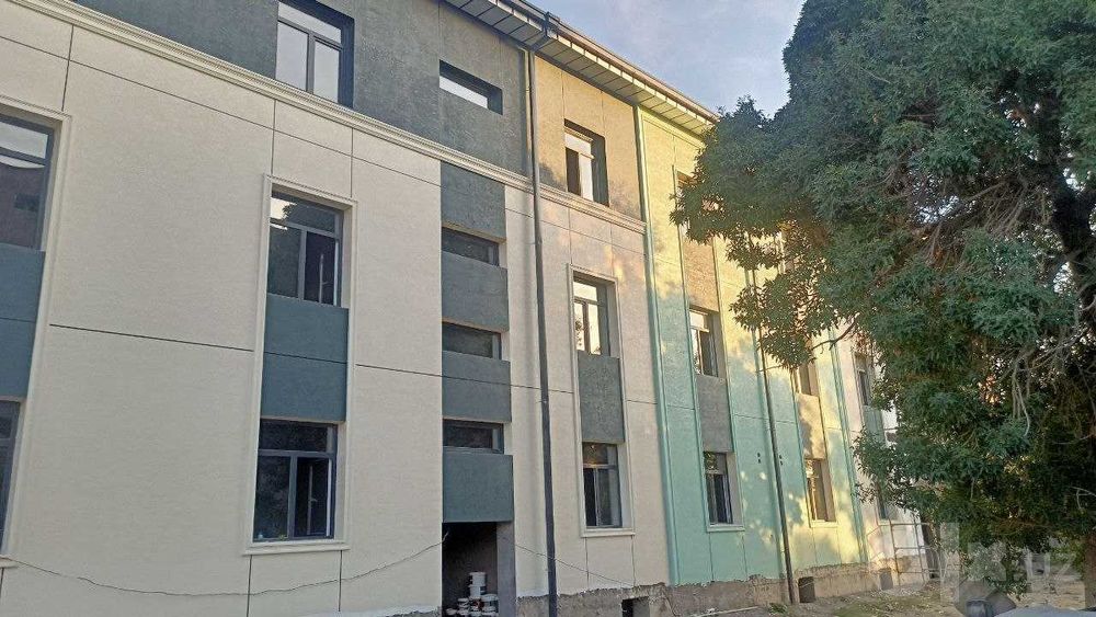 Продаются квартиры и магазины в центре Кагана вдоль дороги.