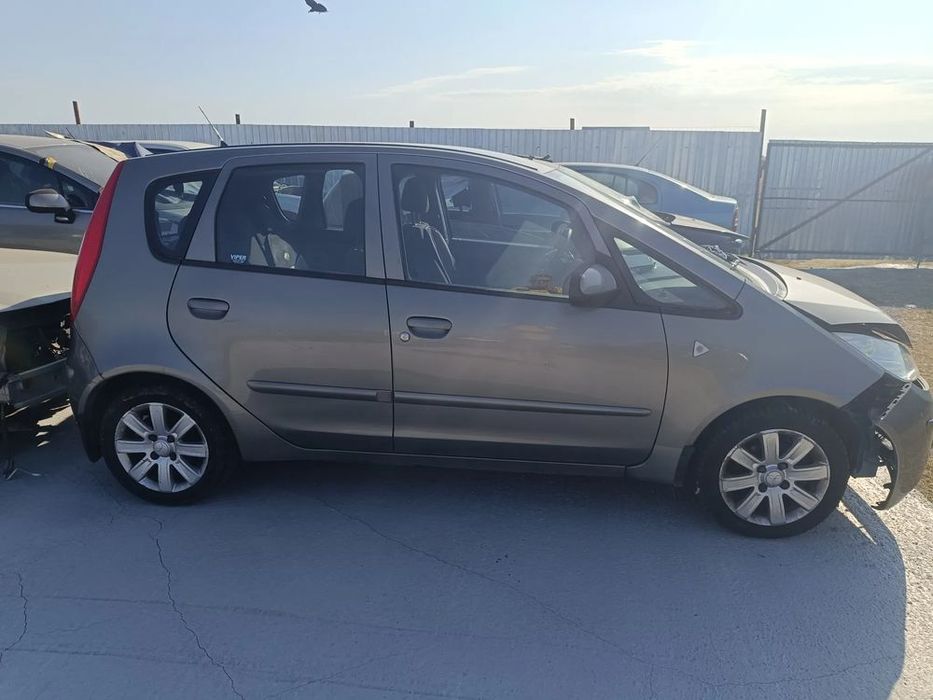 Dezmembrez Mitsubishi colt 1.3b fabr 2007