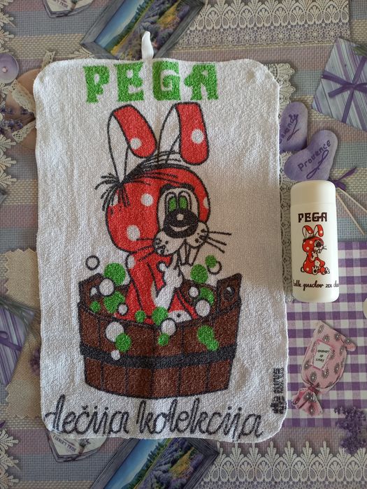 Лот PEGA от бивша Югославия: кърпа и флакон от пудра, 1970-те