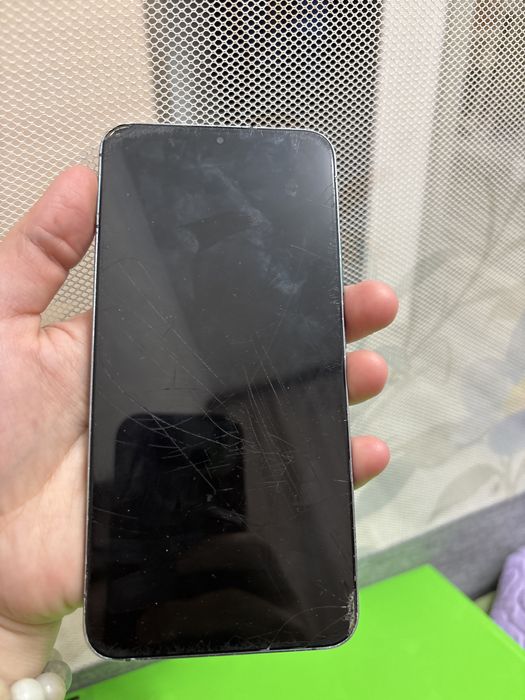 Samsung Galaxy S22+ и Xiaomi Redmi