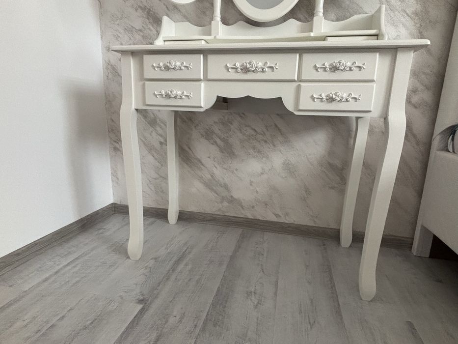 Masă de machiaj elegantă cu oglindă triplă – stare foarte bună!