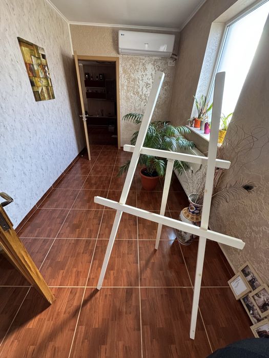 Sevalet din lemn vopsit