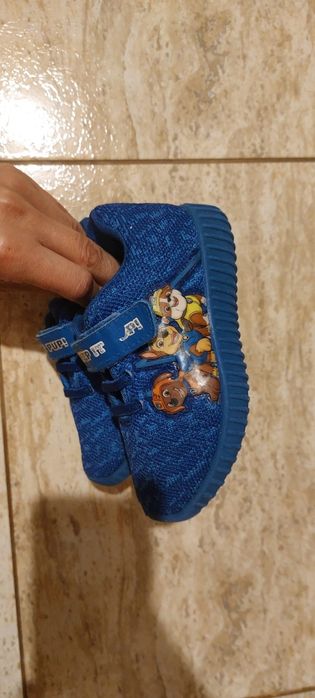 Adidasi baietel marimea 24