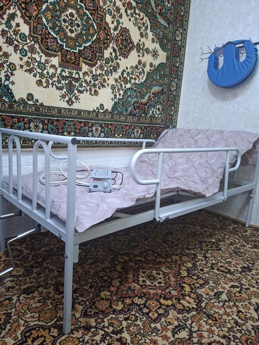 Специальная кровать для лежачих больных