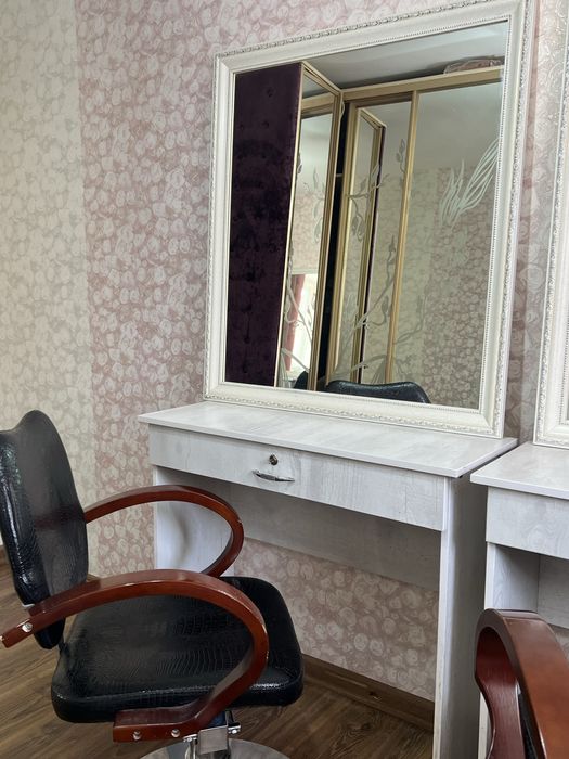 Кресло , зеркало , стол парикмахерское
