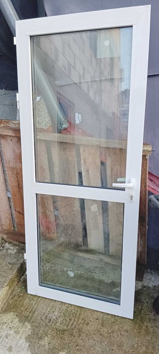 Ușa din aluminiu cu sticla dubla