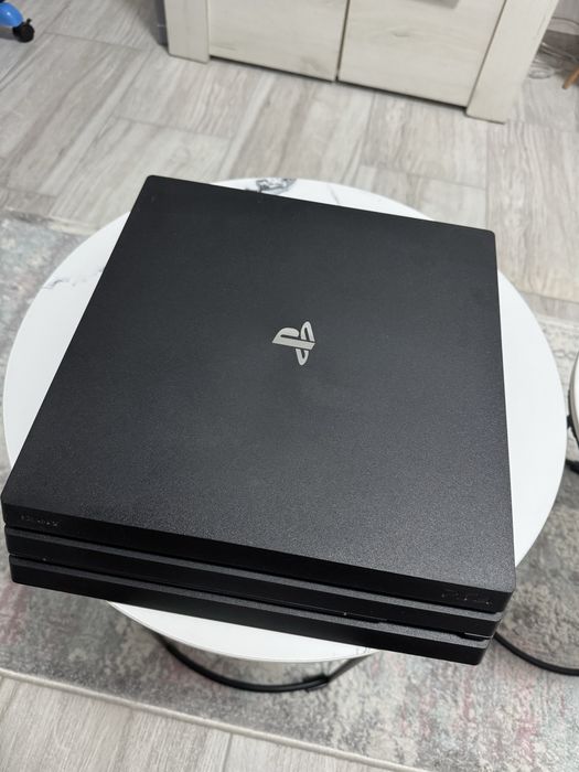 PlayStation 4 1 TB – 2 manete + 3 jocuri