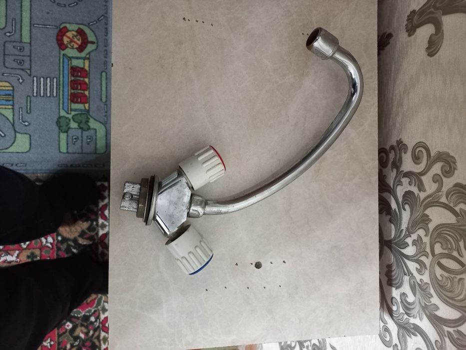 Сместитель для ванны и кабинки, и для кухни