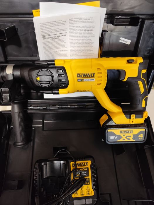 Супер промо Акумулаторен безчетков перфоратор DeWALT DCH133M1 комплект