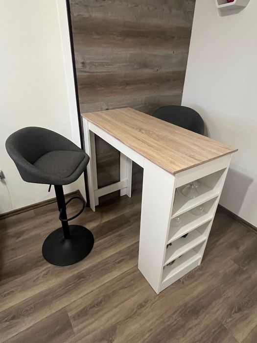 Бар маса с два бар стола