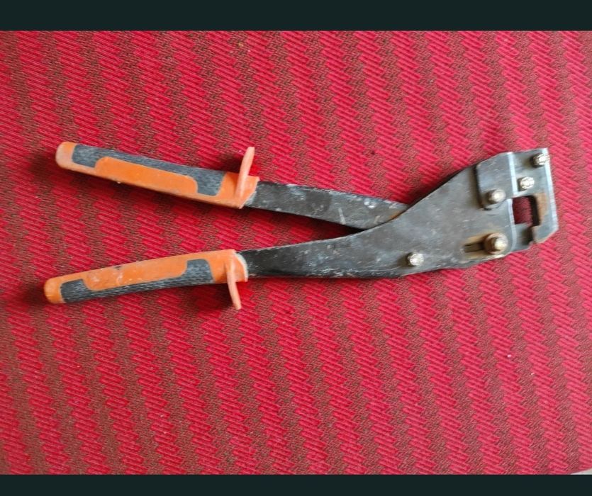 Dispozitiv de sertizat, de găurit, în bună stare de funcționare.