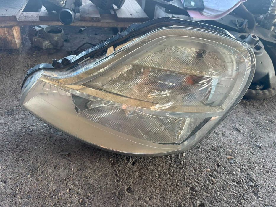 Far  pe partea stanga Renault   Modus 8200658373