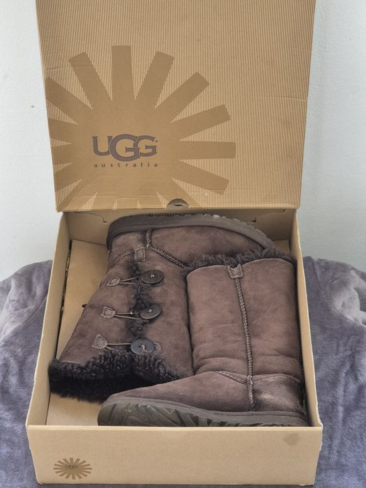 UGG    W   Bailey Button Triplet      Chocolate