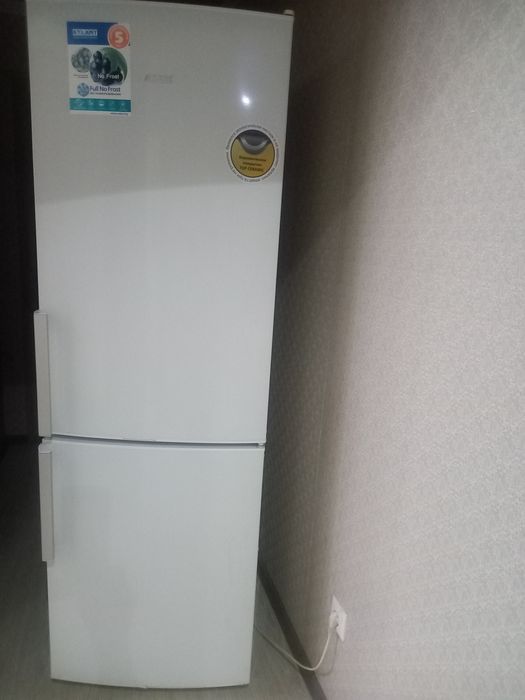 Холодильник "Атлант "в рабочем состоянии.