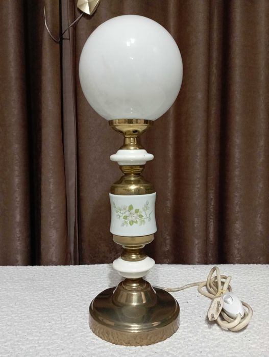 Комплект от две старинни порцеланови лампи с бели стъклени абажури