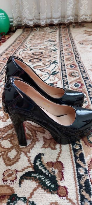 Лакированные женские туфли