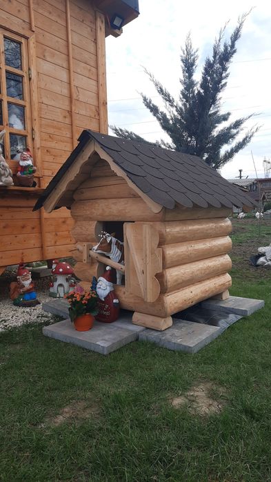 Obiecte rustice din lemn custi caine mese fantani