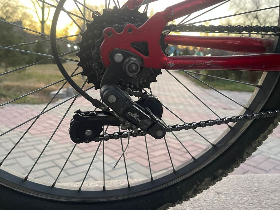 Продам двух подвес красный