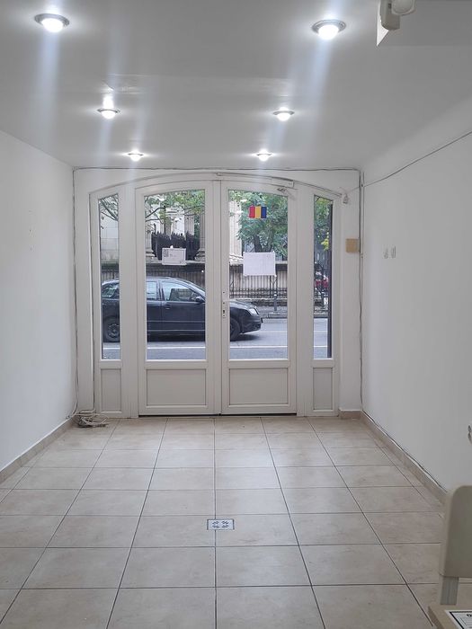 Închiriez mic spațiu comercial Bd.Ferdunand cu Parc Izvorul Rece