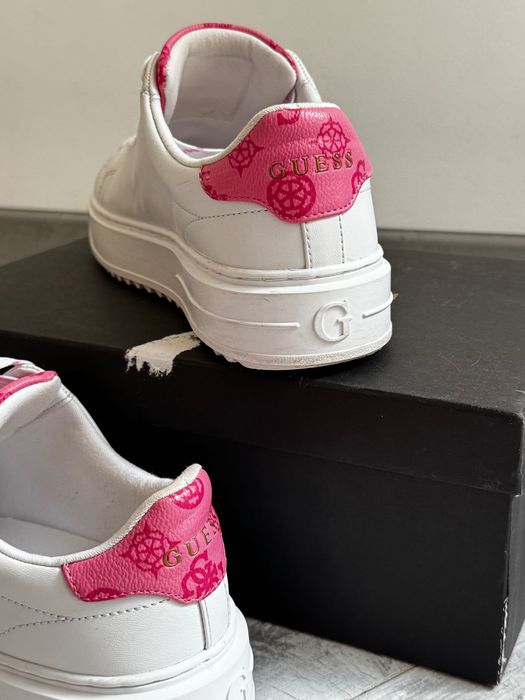 Бели обувки Guess