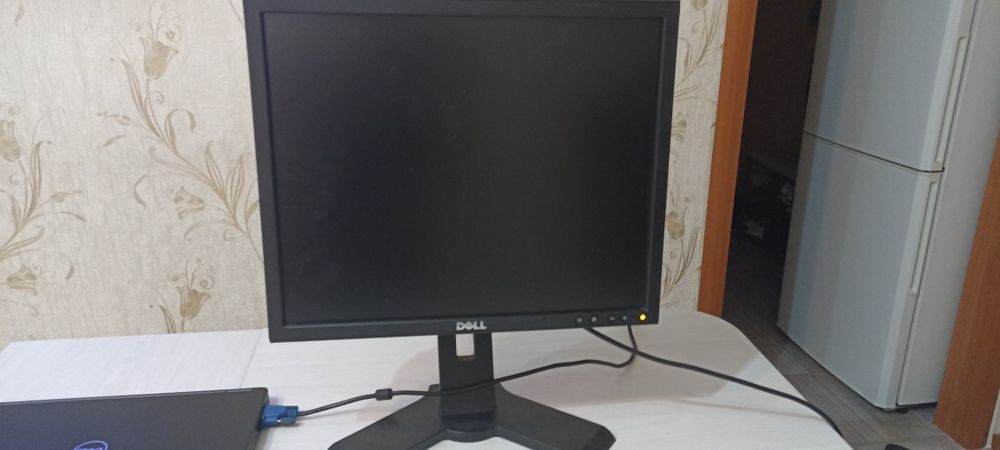 Мониторы DELL 4 шт. + Клавиатуры.
