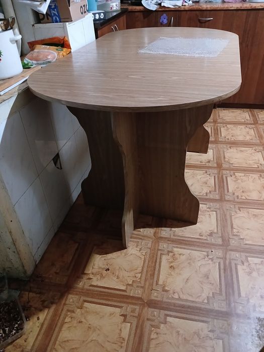 Продам обеденный стол