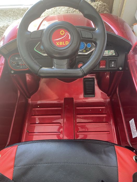 Продам детскую машину электромобиль