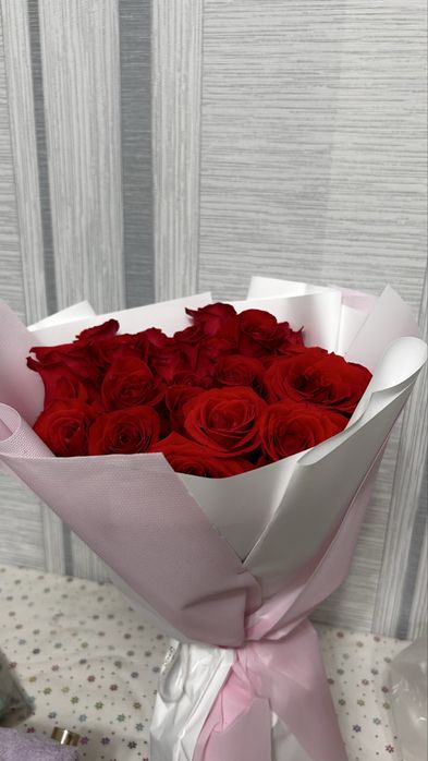 Цветы красные розы 25 шт
