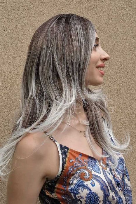 Дълга сребристо руса чуплива перука Силвър