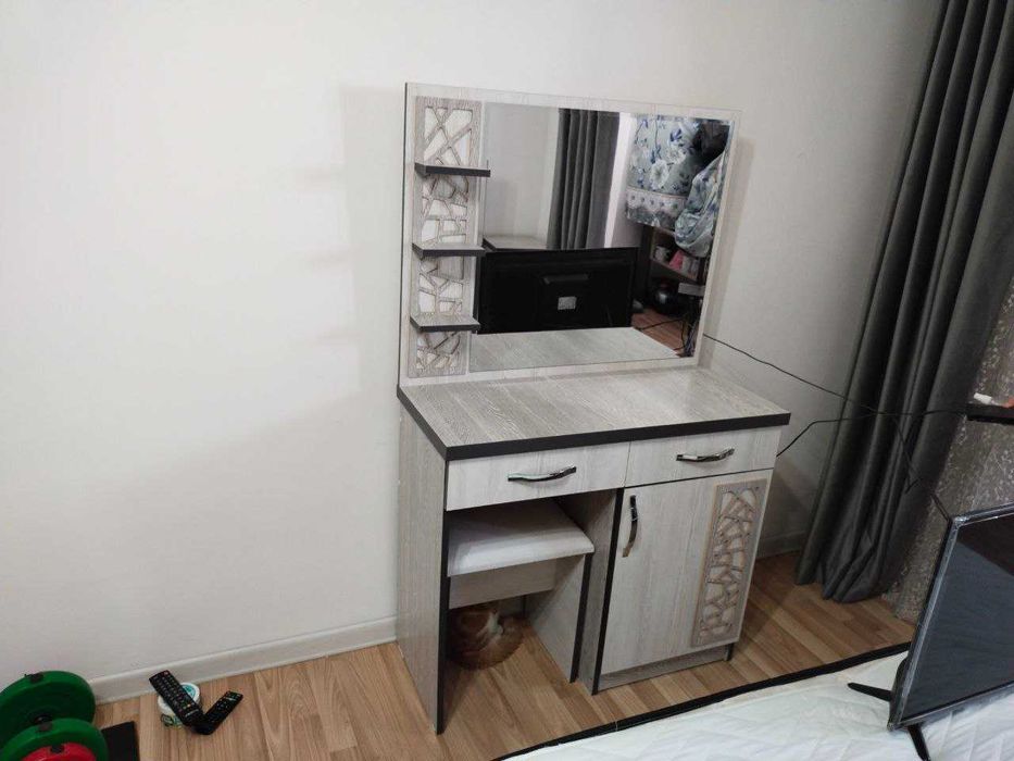 Продам мебель б/у диван, шкаф, трюмо, кухонный уголок, тумбочки