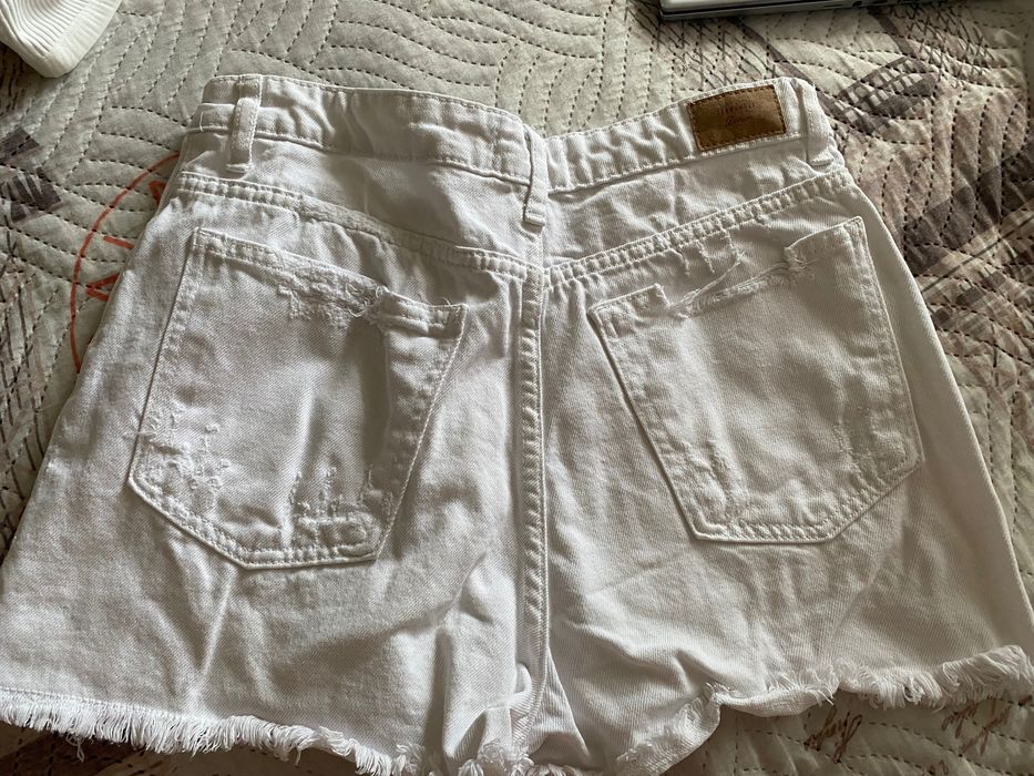 Бели къси панталони
