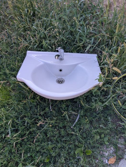 Toaleta cu rezervor și. Chiuveta