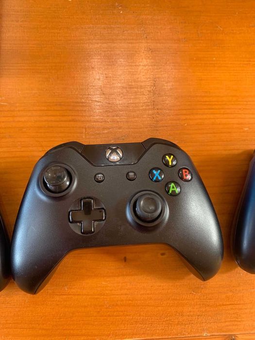 Xbox One S cu 4 controllere și 10 jocuri, prezentate mai jos.