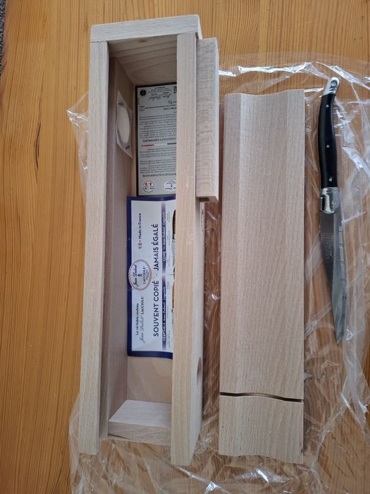 Кутия и нож за рязане и съхранение на колбаси.