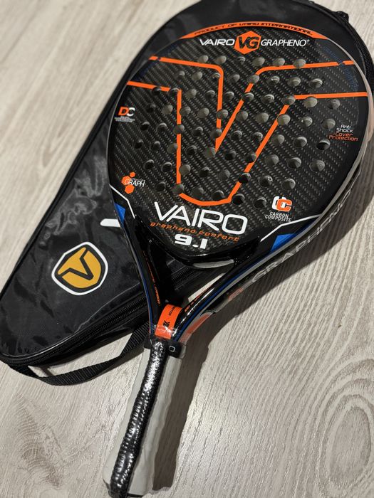 Падел ракета с подарък 3бр.бели топки