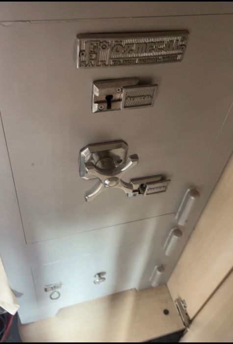 Продавам масивен професионален сейф ÖZMETAL SAFE, в много добро състояние.
