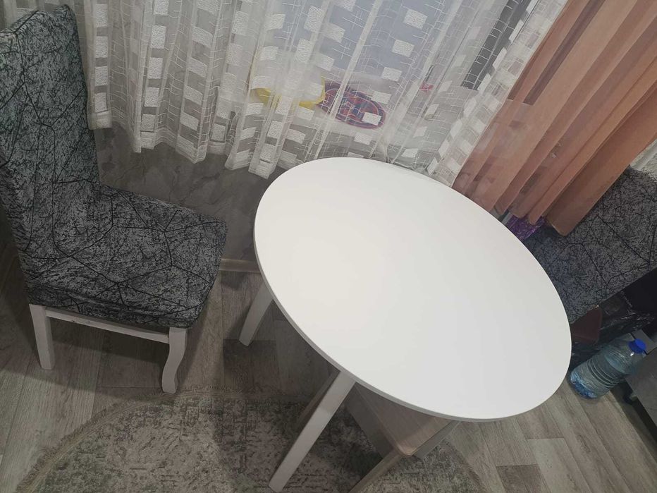 Продам круглый стол в отличном состоянии! 2 стула в подарок